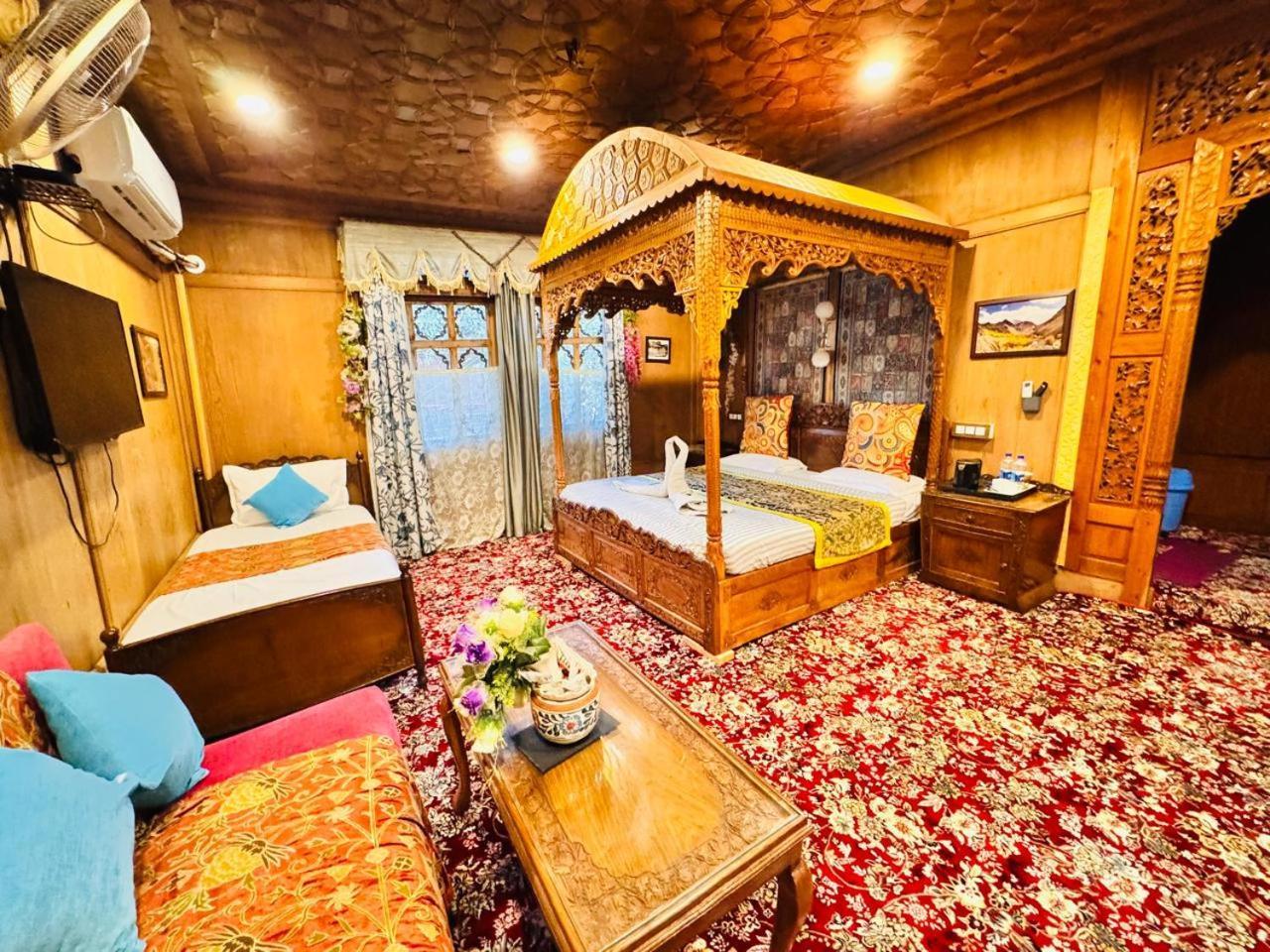 Crown Of India Group Of Houseboats Hotel Srīnagar Kültér fotó