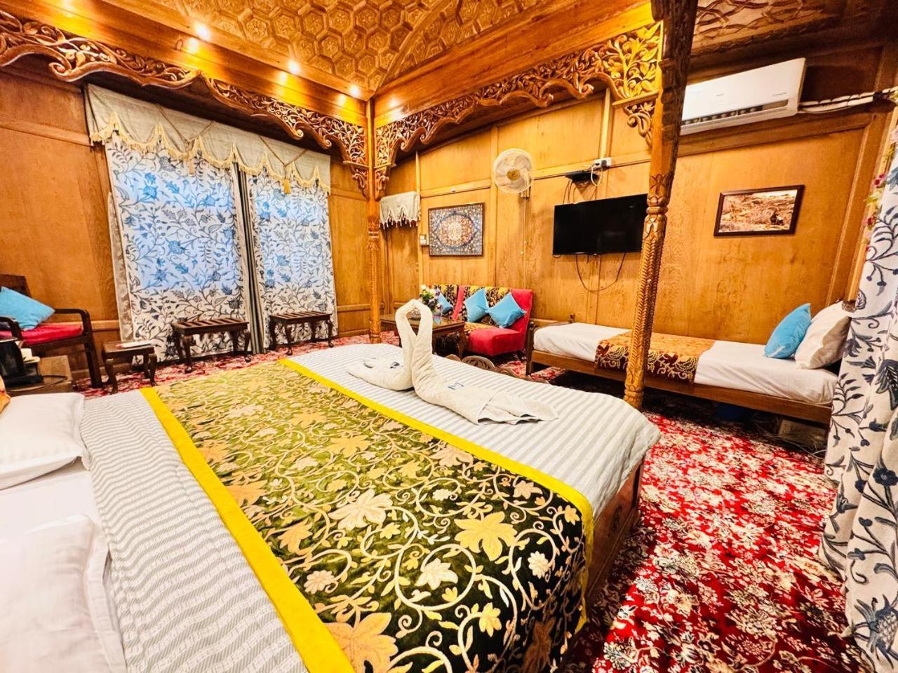 Crown Of India Group Of Houseboats Hotel Srīnagar Kültér fotó
