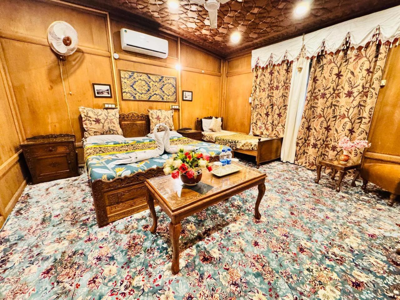 Crown Of India Group Of Houseboats Hotel Srīnagar Kültér fotó