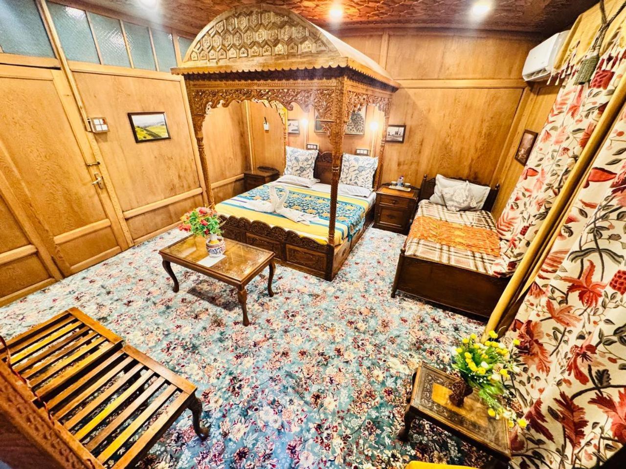 Crown Of India Group Of Houseboats Hotel Srīnagar Kültér fotó